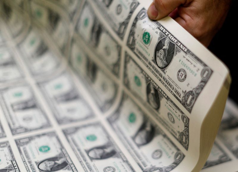 © Reuters. FILE PHOTO: United States one dollar bills are curled and inspected during production at the Bureau of Engraving and Printing in Washington November 14, 2014.   REUTERS/Gary Cameron