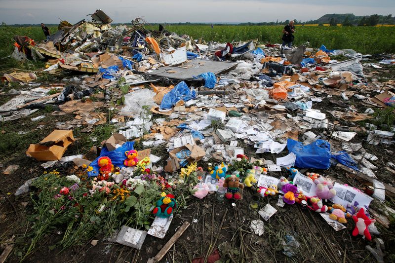 &copy; Reuters. FILE PHOTO: Flowers and mementos left by local residents at the crash site of Malaysia Airlines Flight MH17 are pictured near the settlement of Rozspyne in the Donetsk region July 19, 2014. REUTERS/Maxim Zmeyev/File Photo