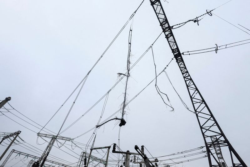 &copy; Reuters. FILE PHOTO: A broken wires are seen at a high-voltage substation of Ukrenergo damaged by Russian military strike, as Russia's attack on Ukraine continues, in the central region of Ukraine November 10, 2022.  REUTERS/Gleb Garanich/File Photo