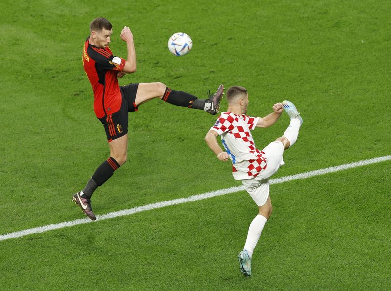 &copy; Reuters. Dic 1, 2022 
Foto del jueves del futbolista de Belgica Jan Vertonghen ante el croata  Andrej Kramaric
 REUTERS/Albert Gea
