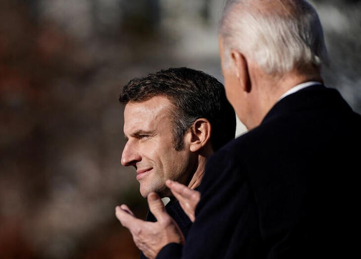&copy; Reuters. El presidente de EEUU, Joe Biden (dcha), aplaude a su homólogo francés, Emmanuel Macron, durante una ceremonia en la Casa Blanca, Washington, EEUU. 1 diciembre 2022. REUTERS/Elizabeth Frantz