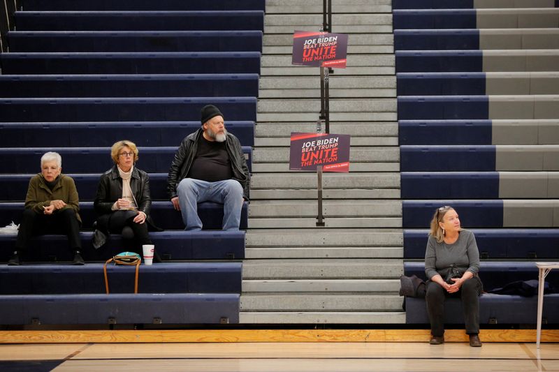 © Reuters. FILE PHOTO: Caucus goers wait in the corner for Democratic 2020 U.S. presidential candidate and former U.S. Vice President Joe Biden at their caucus site in Des Moines, Iowa, U.S., February 3, 2020. Picture taken February 3, 2020. REUTERS/Brian Snyder