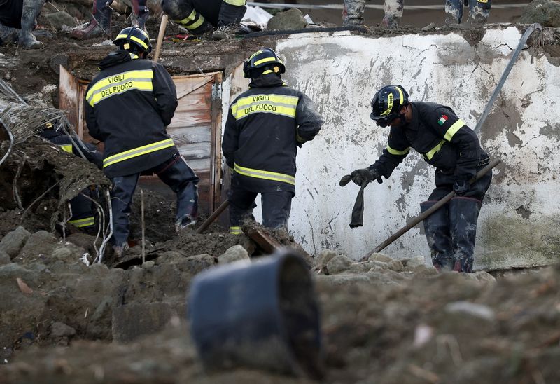 &copy; Reuters. عمال الإنقاذ يبحثون عن المفقودين بعد  الانهيار الأرضي في جزيرة إسكيا الإيطالية يوم 28 نوفمبر تشرين الثاني 2022. تصوير: جولييلمو مانجيابان - روي