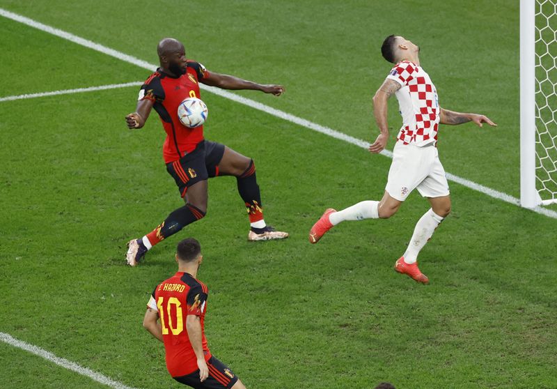 © Reuters. Dic 1, 2022 
Foto del jueves del delantero belga Romelu Lukaku ante el croata Dejan Lovren REUTERS/Albert Gea