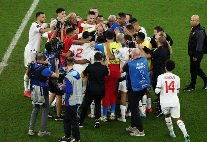 &copy; Reuters. Dic 1, 2022 
Foto del jueves de los futbolistas de Marruecos celebrando el pase a octavos de final con el DT Walid Regragui 
 REUTERS/Marko Djurica