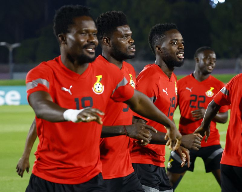&copy; Reuters. لاعبون من منتخب غانا لكرة القدم خلال المران في الدوحة يوم الخميس. تصوير: صهيب سالم - رويترز. 