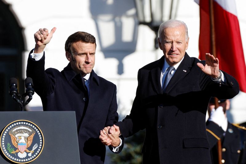 &copy; Reuters. الرئيسان الفرنسي إيمانويل ماكرون (الى اليسار) والأمريكي جو بايدن خلال حفل مراسم في البيت الأبيض في واشنطن يوم الجمعة. تصوير: جوناثان ارنست - 