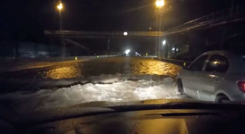 &copy; Reuters. El agua cubre una calle inundada por intensas lluvias en Florianápolis, Brasil. Noviembre 30, 2022. Gabriel Salomao/via REUTERS  