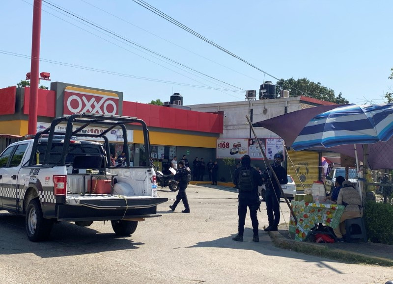&copy; Reuters. Agentes de policía cerca de la escena del crimen donde las periodistas Yessenia Mollinedo y Sheila García fueron asesinadas a tiros por hombres armados no identificados, en el municipio Cosoleacaque, en el estado oriental Veracruz, México 9 de mayo de 
