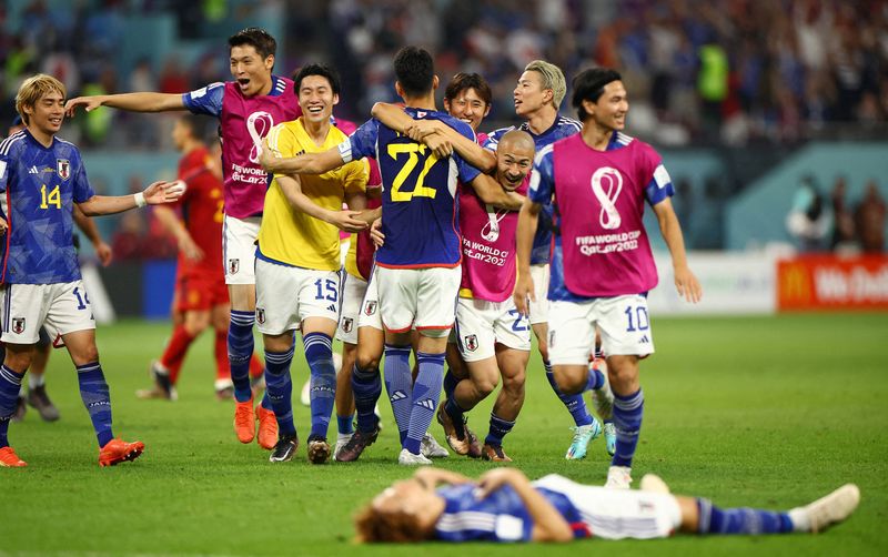 © Reuters. Soccer Football - FIFA World Cup Qatar 2022 - Group E - Japan v Spain - Khalifa International Stadium, Doha, Qatar - December 1, 2022  Japan's Maya Yoshida and Daizen Maeda celebrate with teammates after the match as Japan qualify for the knockout stages REUTERS/Kim Hong-Ji   