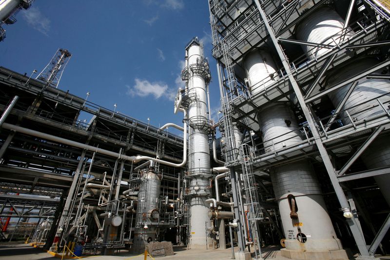 &copy; Reuters. FOTO DE ARCHIVO: Refinería de petróleo Valero St. Charles en Norco, Luisiana, el 15 de agosto, 2008. REUTERS/Shannon Stapleton