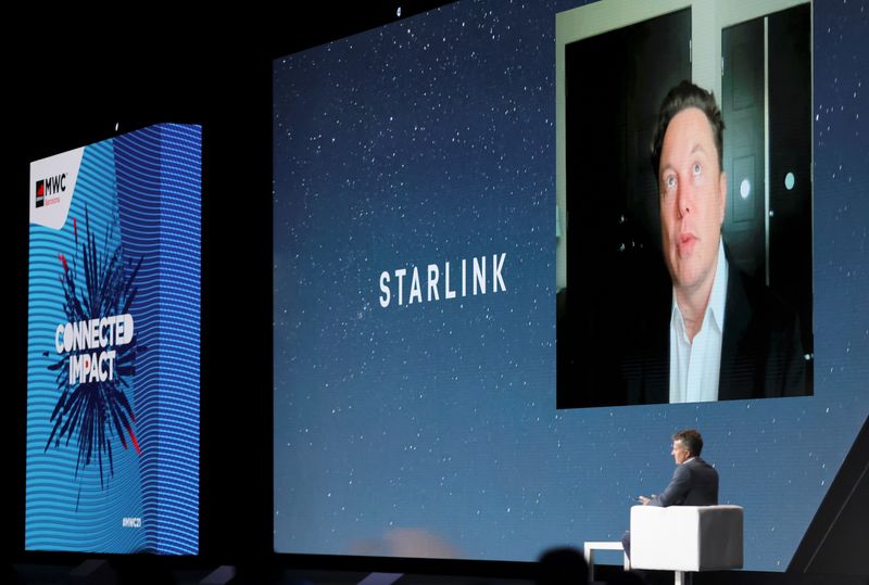 &copy; Reuters. FILE PHOTO: SpaceX founder and Tesla CEO Elon Musk speaks on a screen during the Mobile World Congress (MWC) in Barcelona, Spain, June 29, 2021. REUTERS/Nacho Doce