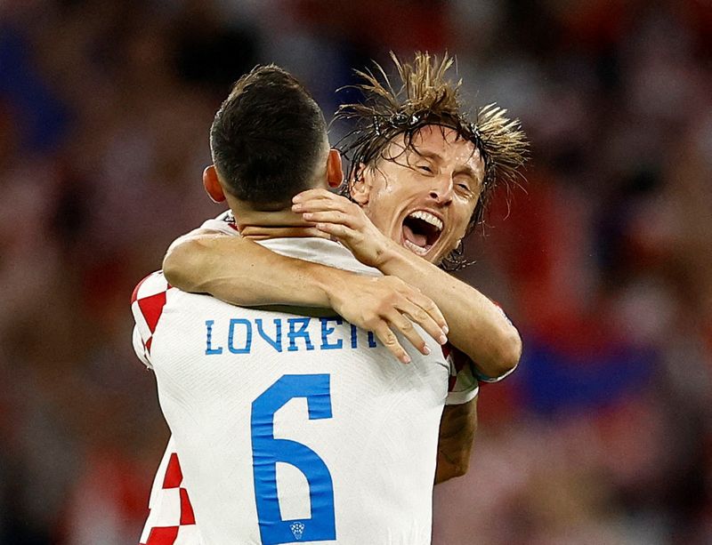 &copy; Reuters. Luka Modric e Dejan Lovren comemoram classificação da Croácia para oitavas da Copa
01/12/2022
REUTERS/Stephane Mahe