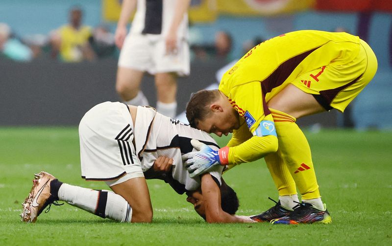 &copy; Reuters. Manuel Neuer e Jamal Musiala lamentam derrota da Alemanha
01/12/2022
REUTERS/Wolfgang Rattay