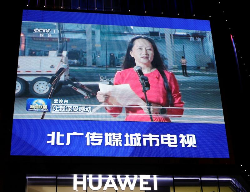 &copy; Reuters. A giant screen on top of a Huawei store shows images of Huawei Technologies Chief Financial Officer Meng Wanzhou, while broadcasting a CCTV state media news bulletin, outside a shopping mall in Beijing, China September 26, 2021. REUTERS/Carlos Garcia Rawl