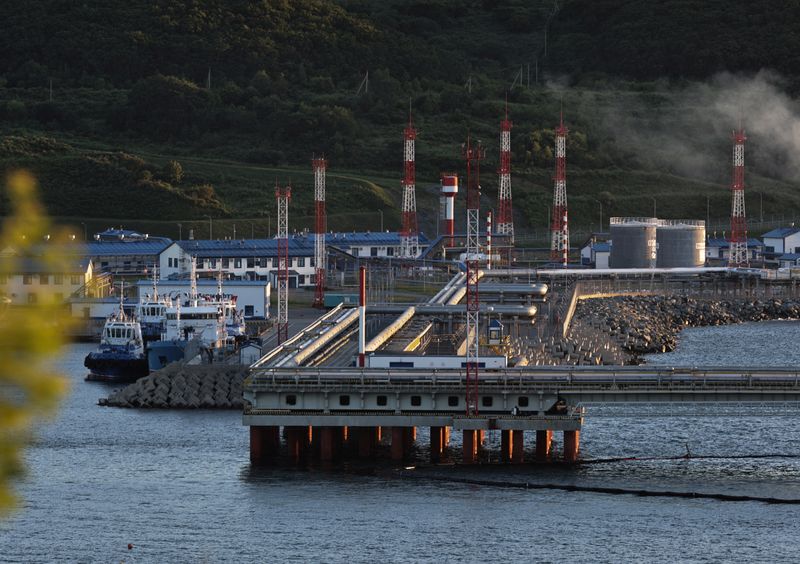 © Reuters. FILE PHOTO: A view shows the crude oil terminal Kozmino on the shore of Nakhodka Bay near the port city of Nakhodka, Russia August 12, 2022. REUTERS/Tatiana Meel/File Photo