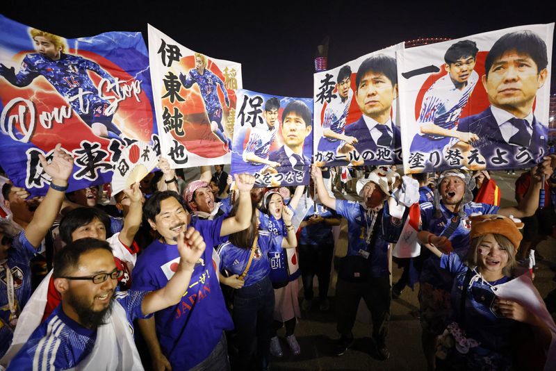 &copy; Reuters. مشجعو اليابان يحتفلون خارج الملعب بعد فوز المنتخب بمباراته أمام منتخب إسبانيا في كأس العالم لكرة القدم في قطر يوم الجمعة. تصوير: إيساي كاتو -