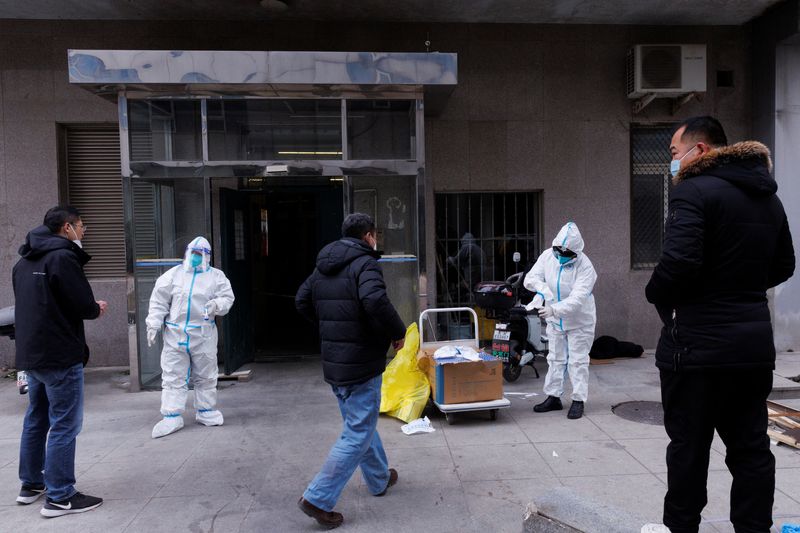 &copy; Reuters. Pandemic prevention workers in protective suits get ready to enter an apartment building that went into lockdown as coronavirus disease (COVID-19) outbreaks continue in Beijing, December 2, 2022. REUTERS/Thomas Peter