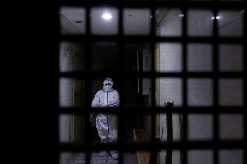 © Reuters. A pandemic prevention worker in a protective suit approaches an apartment in a building that went into lockdown as coronavirus disease (COVID-19) outbreaks continue in Beijing, December 2, 2022. REUTERS/Thomas Peter     