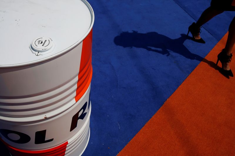 &copy; Reuters. FOTO DE ARCHIVO. El logo de la gigante española de energía Repsol en un barril durante la ceremonia de inauguración de una estación de servicio en Ciudad de México, México. 12 de marzo de 2018. REUTERS/Carlos Jasso