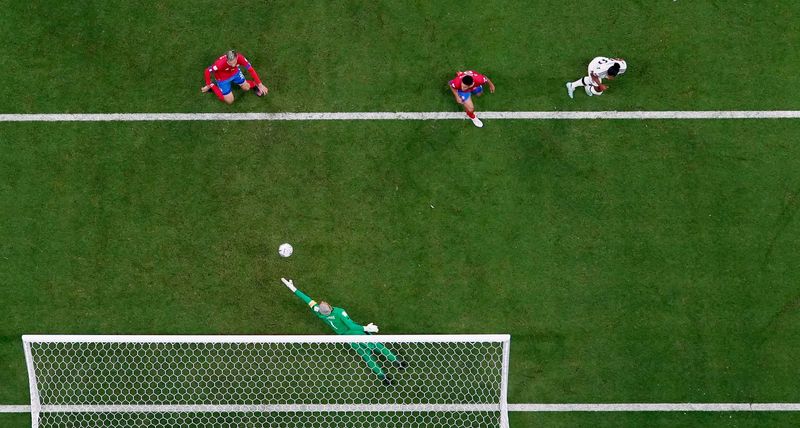 &copy; Reuters. El alemán Serge Gnabry anota el primer gol ante Costa Rica por el Gruo E del Mundial en el estadio Al Bayt de Al Khor, Qatar - 1 de diciembre de 2022 REUTERS/Kai Pfaffenbach