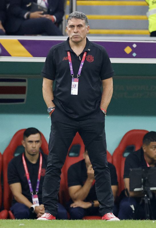 &copy; Reuters. El director técnico de Costa Rica, Luis Fernando Suárez, observa el partido del Mundial donde su selección perdió 4-2 ante Alemania. Estadio Al Bayt, Al Khor, Qatar. 1 de diciembre de 2022.
REUTERS/Thaier Al-Sudani