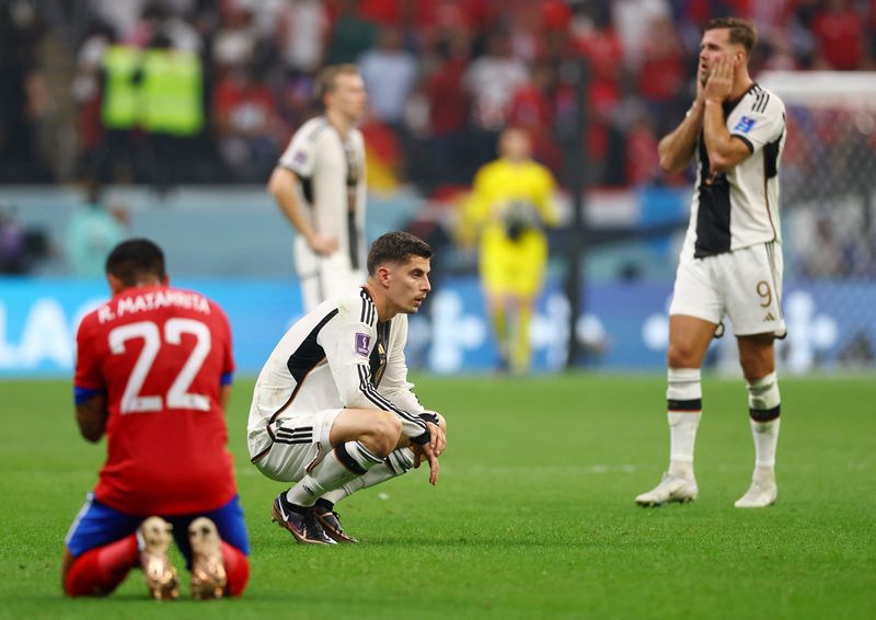 &copy; Reuters. Los jugadores de Alemania se muestran decepcionados tras su eliminación en la primera ronda del Mundial luego del partido ante Costa Rica por el Grupo E en el estadio Al Bayt de Al Khor, Qatar - 1 de diciembre de 2022 REUTERS/Matthew Childs