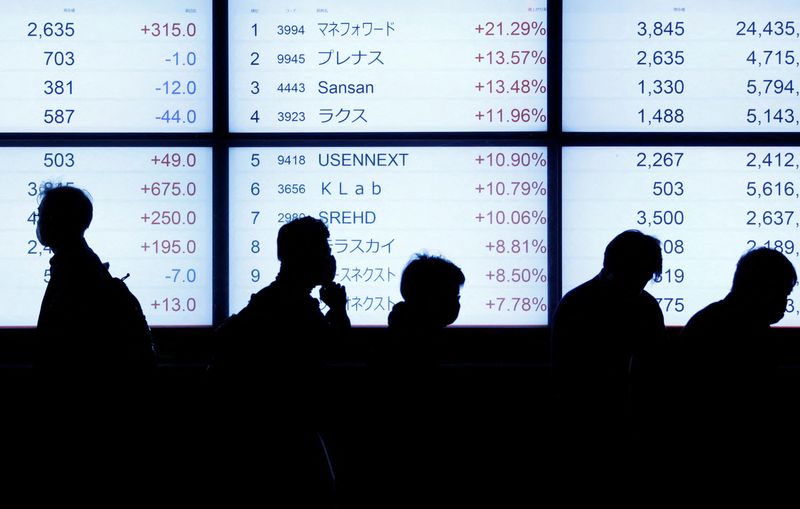 &copy; Reuters. شاشة تداول تعرض مؤشرات الأسهم اليابانية خارج مكتب سمسرة في طوكيو يوم 18 أكتوبر تشرين الأول 2022. تصوير: إيسي كاتو - رويترز.