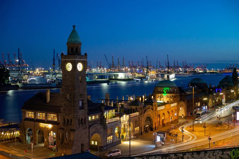 &copy; Reuters. Une vue générale du port de Hambourg, en Allemagne. /Photo prise le 14 juillet 2022/REUTERS/Cathrin Mueller