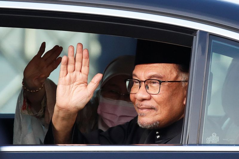 &copy; Reuters. رئيس وزراء ماليزيا أنور إبراهيم يلوح للمصوريين عند وصوله إلى القصر الوطني في كوالالمبور يوم 24 نوفمبر تشرين الثاني في صورة لرويترز من ممثل ل