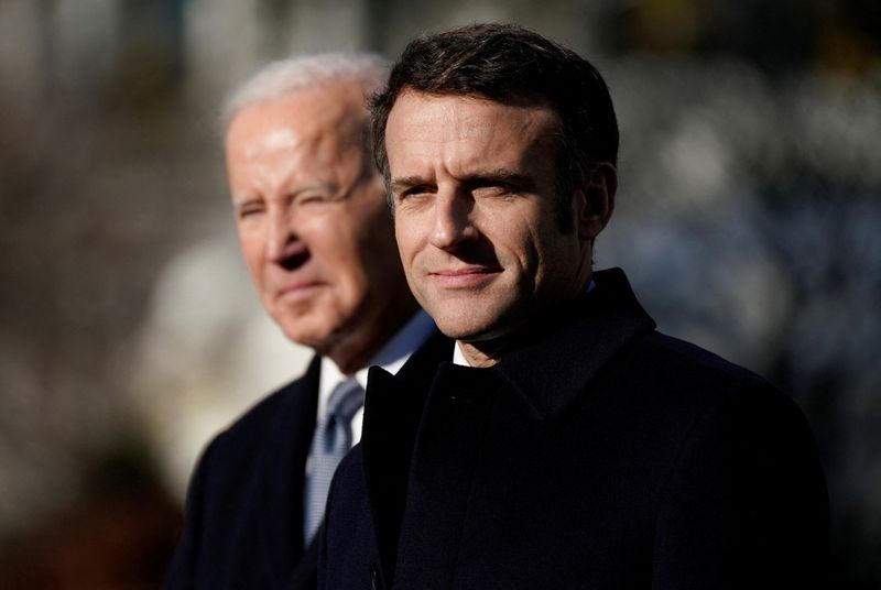 &copy; Reuters. Le président français Emmanuel Macron et le président américain Joe Biden se tiennent ensemble sur la scène lors de la cérémonie officielle d'arrivée du président Macron sur la pelouse sud de la Maison Blanche à Washington, aux États-Unis. /Pho