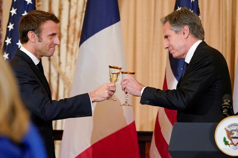 &copy; Reuters. French President Emmanuel Macron toasts with Secretary of State Antony Blinken, right, during a state luncheon, Thursday, Dec. 1, 2022, at the State Department in Washington, U.S. Jacquelyn Martin/Pool via REUTERS