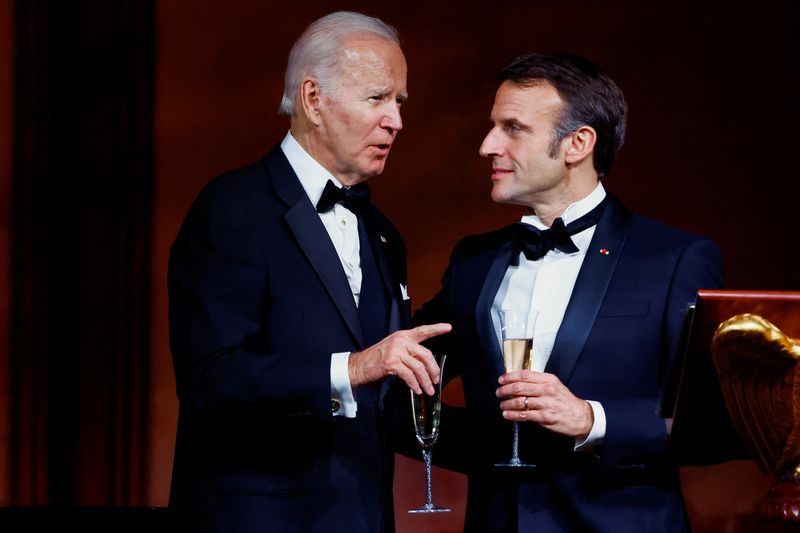 © Reuters. U.S. President Joe Biden speaks to France's President Emmanuel Macron while they make a toast, as the Bidens host the Macrons for a State Dinner at the White House, in Washington, U.S., December 1, 2022.  REUTERS/Evelyn Hockstein