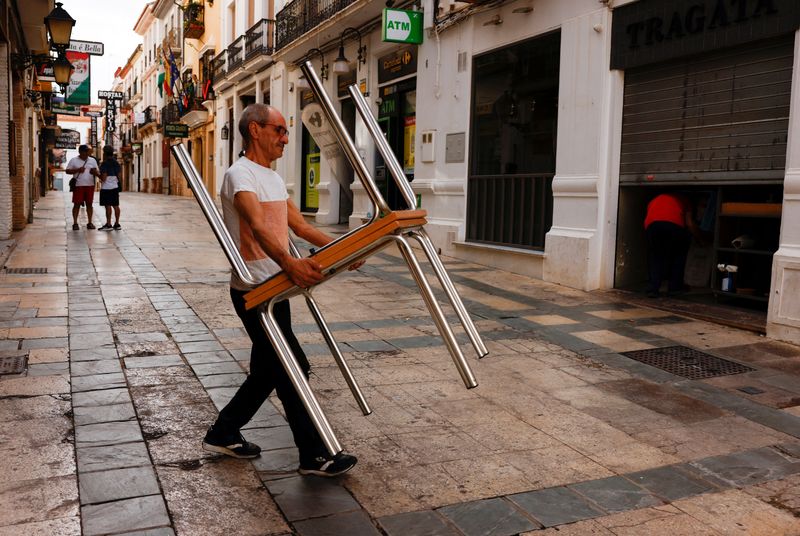 Spain's labour market resilient as unemployment drops in Nov