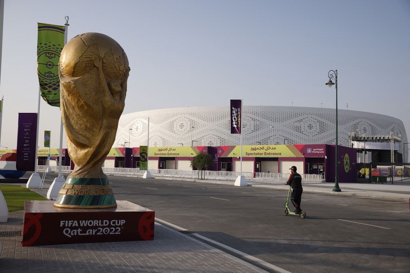 &copy; Reuters. FOTO DE ARCHIVO: Fútbol - Copa Mundial de la FIFA Qatar 2022 - Doha, Qatar - 13 de noviembre de 2022. Una réplica del trofeo de la Copa Mundial fuera del estadio Al Thumama. REUTERS/John Sibley/File Photo
