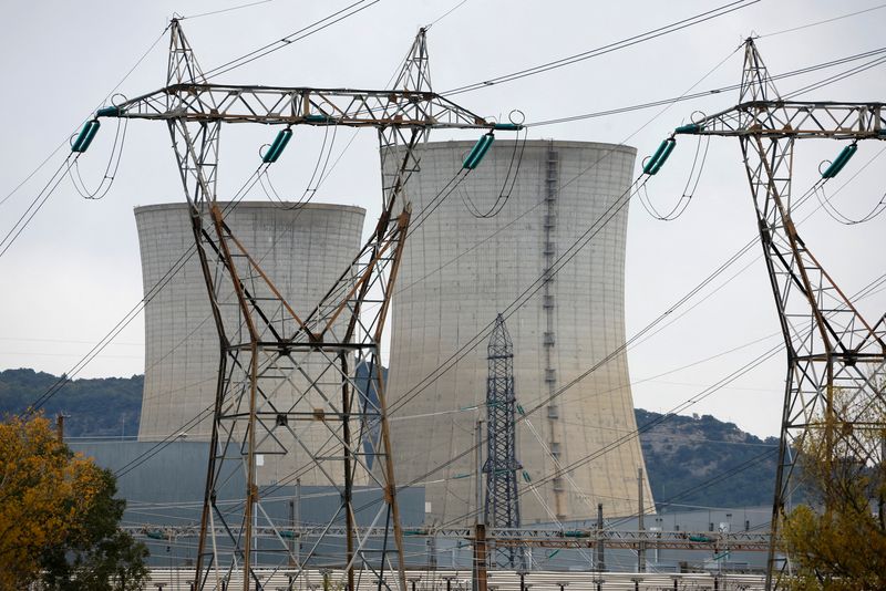 &copy; Reuters. Des lignes électriques devant la centrale nucléaire du Tricastin à Saint-Paul-Trois-Chateaux, France. /Photo prise le 21 novembre 2022/REUTERS/Eric Gaillard