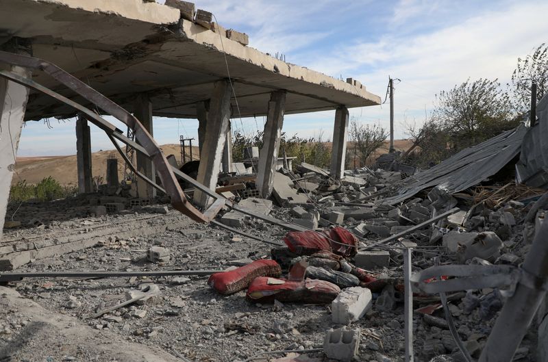 &copy; Reuters. Un immeuble endommagé suite aux frappes aériennes turques, dans la campagne de Derik, en Syrie. /Photo prise le 21 novembre 2022/ REUTERS/Orhan Qereman
