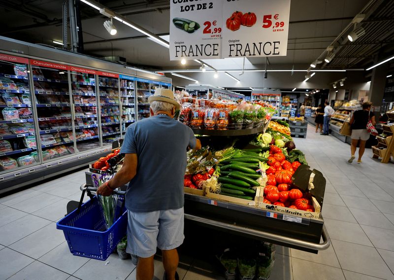 &copy; Reuters. Un client fait ses courses dans un supermarché à Nice, France. /Photo prise le 18 août 2022/REUTERS/Eric Gaillard