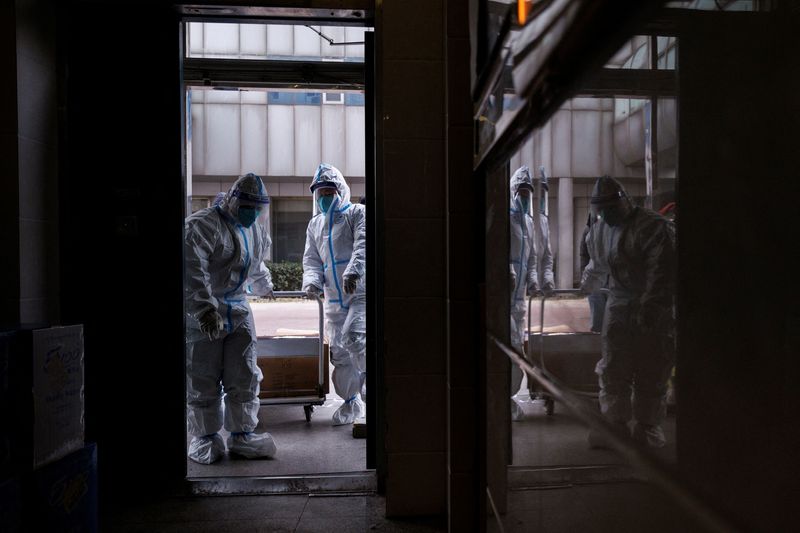 © Reuters. Pandemic prevention workers in protective suits enter an apartment building that went into lockdown as coronavirus disease (COVID-19) outbreaks continue in Beijing, December 2, 2022. REUTERS/Thomas Peter