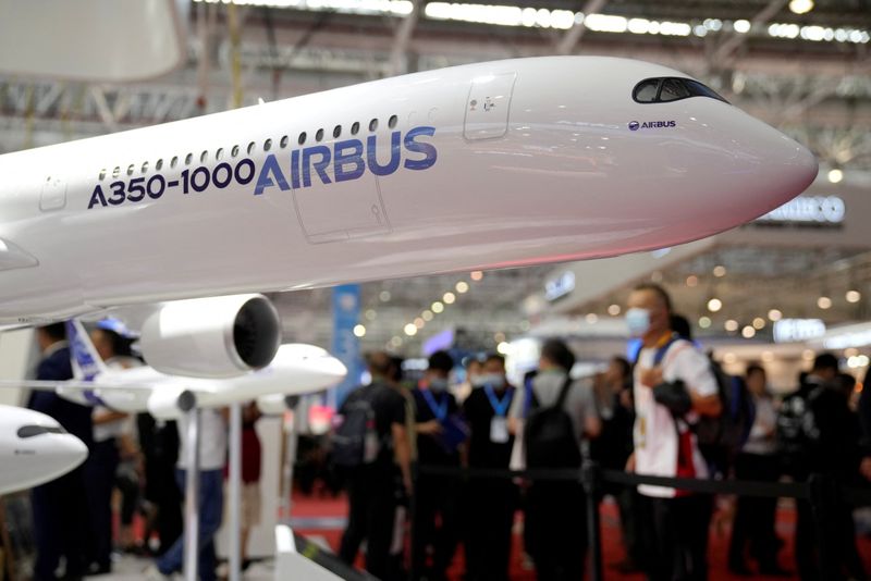 &copy; Reuters. 　業界関係者によると、欧州の航空機大手エアバスの１１月の引き渡し機数は推定６６機だった。写真はＡ３５０－１０００の模型。２０２１年９月中国・広東省珠海で撮影（２０２２年　