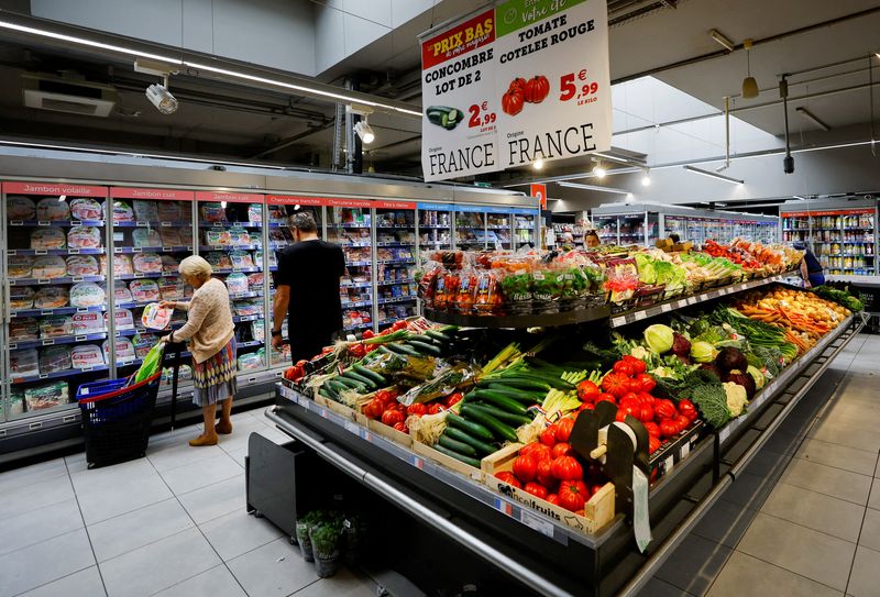 &copy; Reuters. FOTO DE ARCHIVO: Un cliente en un supermercado en Niza