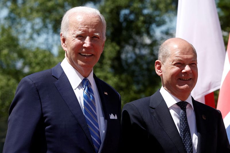 &copy; Reuters. FILE PHOTO: U.S. President Joe Biden and German Chancellor Olaf Scholz attend the official welcome to the G7 leaders summit at Bavaria's Schloss Elmau castle, near Garmisch-Partenkirchen, Germany June 26, 2022. REUTERS/Benoit Tessier/Pool