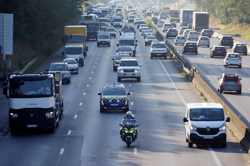 &copy; Reuters. Un convoi de police et d'autres véhicules sur une autoroute près de Paris, France. /Photo prise le 8 septembre 2021/REUTERS/Eric Gaillard