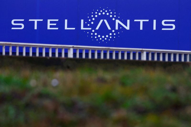 &copy; Reuters. Le logo de Stellantis sur un bâtiment à Vélizy-Villacoublay près de Paris, France. /Photo prise le 1er février 2022/REUTERS/Gonzalo Fuentes