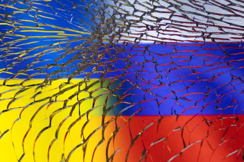 &copy; Reuters. Illustration des drapeaux ukrainien et russe sous un verre brisé. /Illustration prise le 1er mars 2022/REUTERS/Dado Ruvic