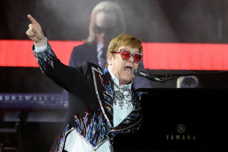 &copy; Reuters. Imagen de archivo del cantante británico Elton John cantando en el Dodger Stadium de Los Ángeles, California, EEUU. 20 noviembre 2022. REUTERS/David Swanson