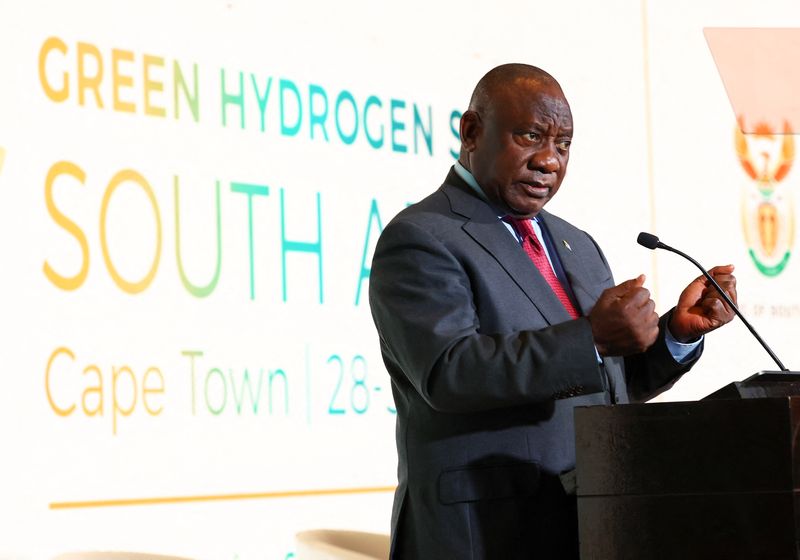 &copy; Reuters. Le président sud-africain Cyril Ramaphosa s'exprime lors du sommet Green Hydrogen à Century City au Cap, en Afrique du Sud. /Photo prise le 29 novembre 2022/REUTERS/Esa Alexander