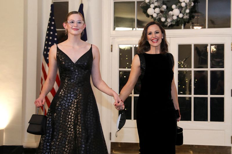 &copy; Reuters. Jennifer Garner e sua filha Violet Afleck chegam para jantar em homenagem ao presidente da França, Emmanuel Macron, na Casa Branca
01/12/2022 REUTERS/Amanda Andrade-Rhoades