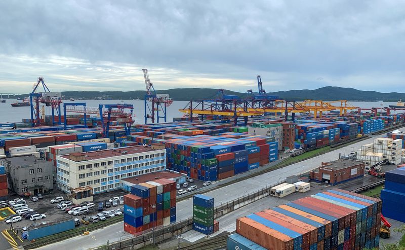 &copy; Reuters. FILE PHOTO: A general view shows the port in Vladivostok, Russia September 5, 2022. REUTERS/Vladimir Soldatkin