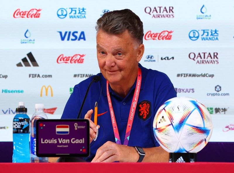 &copy; Reuters. Técnico da seleção da Holanda, Louis van Gaal, durante entrevista coletiva em Doha
02/12/2022 REUTERS/Gareth Bumstead